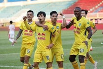 Vụ xung đột quyền lợi hiếm có ở V-League chưa tìm được lối ra