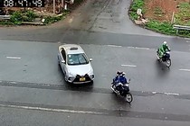 Video: Khoảnh khắc taxi đâm xe máy khi sang đường