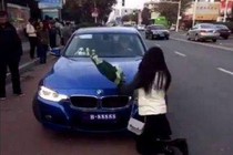 Nguyên nhân cô gái ôm hoa quỳ trước đầu xe BMW