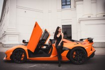 Quang Hà lái Lamborghini 70 tỷ chở nữ CEO nóng bỏng du xuân