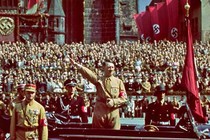 Giải mã sức mê hoặc lạ lùng của Hitler