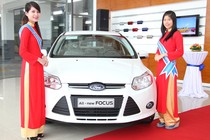 Hãng ô tô đua mở showroom, tung khuyến mãi câu khách