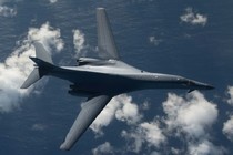 Máy bay ném bom B-1B Lancer của Mỹ bất ngờ đến Nhật Bản làm gì?