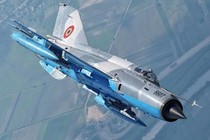 Tiêm kích MiG-21 LanceR Romania vừa lao lên chặn đầu Tu-22M3 Nga 