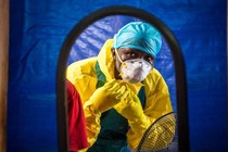 Bác sĩ thứ 11 ở Sierra Leone qua đời vì Ebola