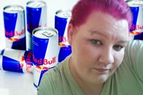 Cô gái mù mắt vì uống 28 lon Red Bull mỗi ngày