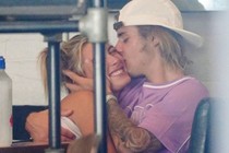 Justin Bieber thoải mái thể hiện tình cảm với Hailey Baldwin