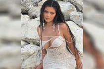 Fan đứng tim lo Kylie-Jenner rớt vòng một nặng trĩu dưới dây áo mỏng