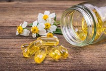 Dùng vitamin E làm đẹp, nên uống hay thoa mặt mới đại lợi?