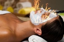 Cận cảnh đốt lửa massage mặt làm đẹp 