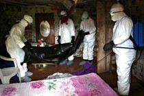 Ebola: Tìm thấy 17 bệnh nhân bỏ trốn, nỗ lực tìm thuốc