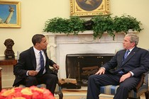 Tổng thống Bush hướng dẫn ông Obama tham quan Nhà Trắng 