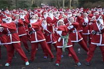 Hàng nghìn "ông già Noel" thi chạy Santa Run ở London