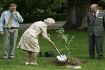 12 khoảnh khắc đời thường của Nữ hoàng Anh Elizabeth II