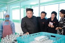 Ông Kim Jong-un đưa vợ đi thăm nhà máy mỹ phẩm