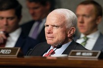 TNS John McCain nhập viện phẫu thuật đại tràng