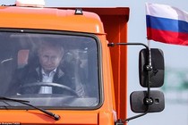 Tổng thống Putin lái xe tải qua cầu nối Nga và Crimea