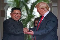 Ngôn ngữ cơ thể hai ông Trump-Kim tại cuộc gặp nói lên điều gì?