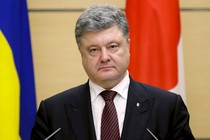 Tổng thống Poroshenko ký sắc lệnh ban bố thiết quân luật, Nga nói gì?