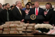 Tổng thống Trump lại mời khách Nhà Trắng ăn hamburger