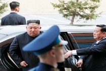 Nhà lãnh Kim Jong-un đưa siêu xe limousine bọc thép về Triều Tiên ra sao?