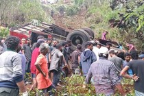 Xe buýt chở quá tải lao xuống vực ở Sri Lanka, 45 người thương vong