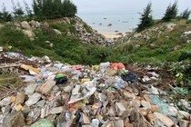 Rác thải ngập ngụa tại bãi biển thuộc xã Kỳ Xuân