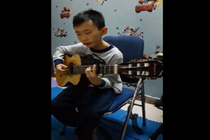 Cậu bé vừa đàn vừa hát cover “Chắc ai đó sẽ về“