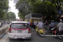 Cảm động clip tài xế taxi đưa cụ già sang đường