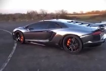 Xem siêu xe Lamborghini Aventador "khạc lửa" nướng gà tây