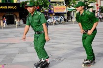 Ảnh trượt patin tuần tra trên phố đi bộ Nguyễn Huệ