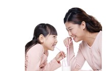 Con không chịu uống sữa... nỗi lo dài kỳ của bố mẹ