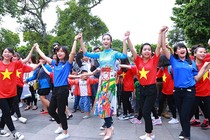 HH Đỗ Mỹ Linh diện áo dài nhảy flashmob ở Hồ Gươm