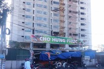 Bê tông rơi xuống mái chợ Hưng Phúc, một tiểu thương bị gãy chân