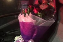 Người đàn ông lấy hoa từ nhà tang lễ làm quà Valentine tặng vợ