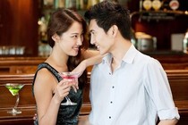 Vợ đi làm khuya chưa về, tôi kiểm tra định vị thì choáng váng phát hiện ra nơi cô ấy ở