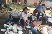 Mới đẻ bị bắt rửa bát, con dâu vứt hết vào sọt rác 