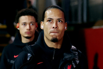 Van Dijk bị chê thổi phồng tài năng