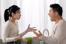 Vợ đòi tôi nộp hết lương, nếu không sẽ ly hôn