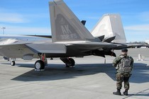 Kinh ngạc kẻ thù tấn công siêu cơ F-22 ngay tại căn cứ