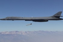 Quái vật B-1B Lancer trình diễn kỹ năng ném bom