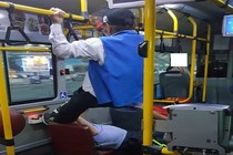 Chiếm ghế trên xe bus, chàng trai bị ông lão sút vào mặt