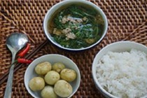 4 lý do không nên ăn cơm chan canh