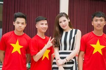 Dương Tú Anh cổ vũ đoàn thể thao VN dự SEA Games