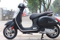 Nhìn gần Vespa Super GTS 3V i.e. Matt Black “cực chất“