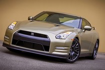 Soi “hàng hiếm” Nissan GT-R 45th Anniversary “bản gold“