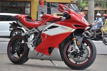 Cận cảnh “siêu môtô” MV Agusta F4 của biker Hà Thành