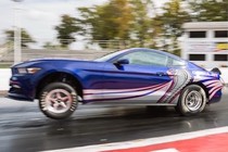 Xem Ford Mustang Cobra Jet "xé nát" đường đua SEMA