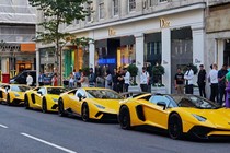 Dàn siêu xe Lamborghini “sẹc tông” nhuộm vàng phố London