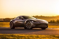 Siêu xe Aston Martin Vantage giá 3,4 tỷ vẫn "cháy hàng"